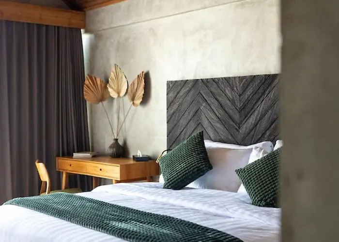 Private With Plunge Pool & Tropical Views Holiday home